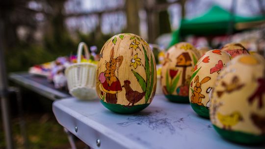 wielkanocne jajko drewniane ozdobione i pomalowane