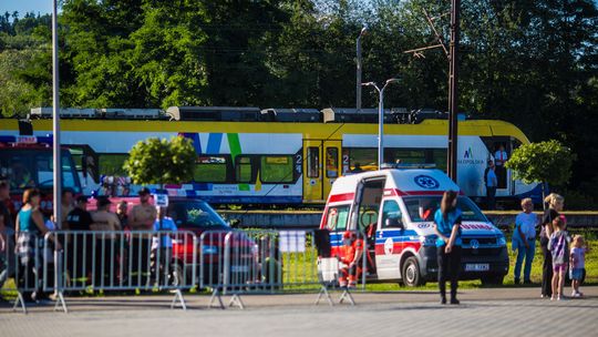 pociąg stojący na stacji w bobowej w powiecie gorlickim