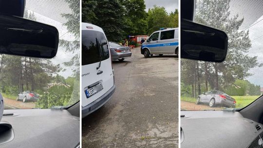 zdjęcie przedstawia samochód w rowie