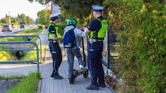 policjanci i chłopak na hulajnodze