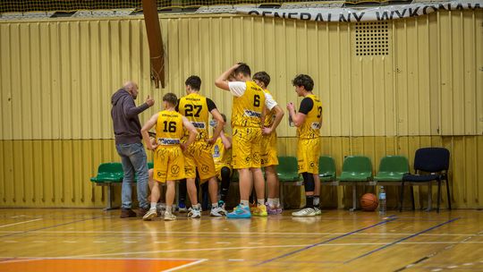 Juniorzy MKS Gorlice walczyli z liderem małopolskich rozgrywek. Kadeci rozbili swojego rywala zdjęcie przedstawia grupę chłopaków w żółtych strojach sportowych obok trener