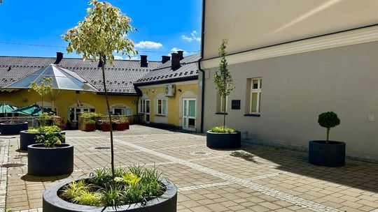 Zdjęcie przedstawia dziedziniec Urzędu Miejskiego w Gorlicach