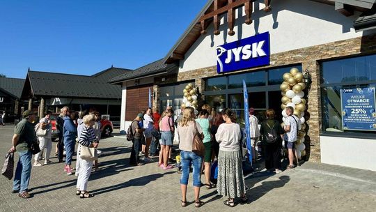 Zdjęcie przedstawia budynek Jyska w Gorlicach