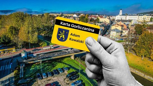 zdjęcie przedstawia widok z drona na rzekę, most i ulice miasta Gorlice