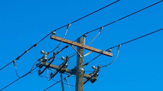 zdjęcie przedstawia słup energetyczny