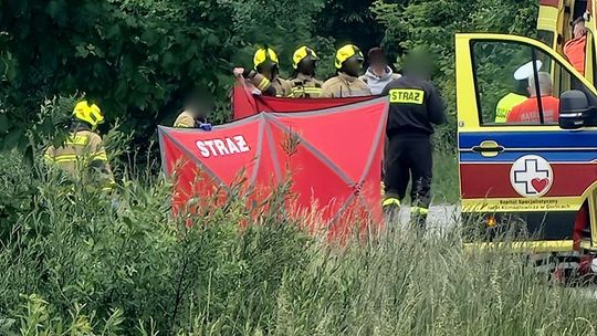 zdjęcie przedstawia strażacki parawan i strażaków obok
