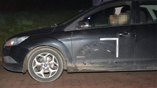 Zdjęcie przedstawia samochód z wgnieceniem blachy