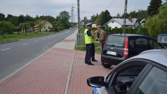 Kierowca przesiadł się na skrzyżowaniu z pasażerką. Może być pijany.