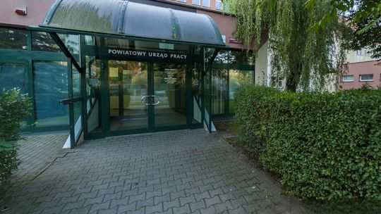 zdjęcie przedstawia wejście do urzędu pracy w gorlicach