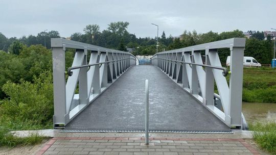 zdjęcie przedstawia kładkę pieszo rowerową