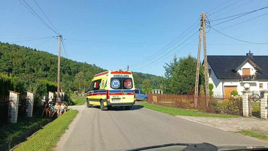 karetka pogotowia stojąca na drodze