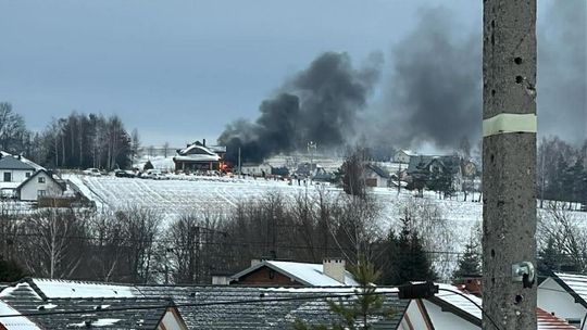 zdjęcie przedstawia dym z palącego się domu