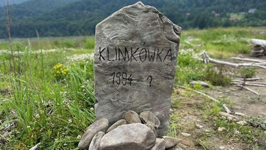 zdjęcie przedstawia kamień na którym pisze klimkówka 1994-?