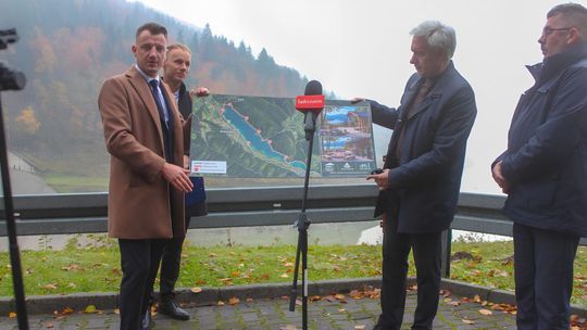 posłowie trzymającą mape zbiornika klimkówka