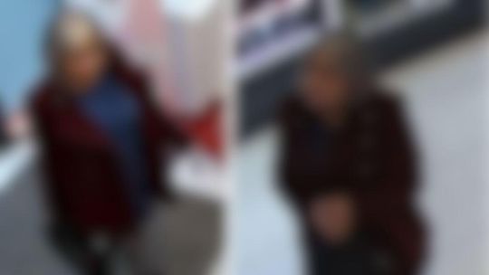 zdjęcie przedstawia kobietę chodzącą po sklepie