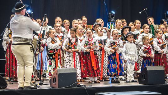 zdjęcie przedstawia dzieci w strojach góralskich na scenie