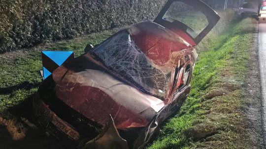 zniszczony pojazd w rowie