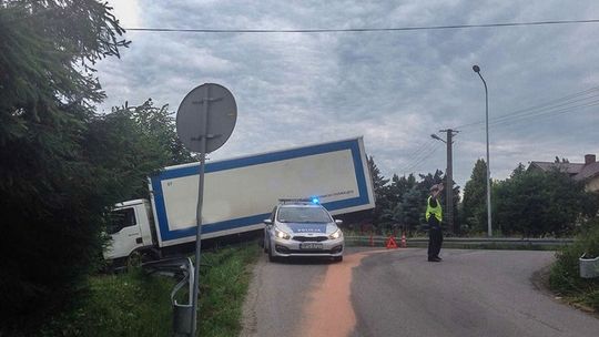 Kobylanka. Dostawczak „zaparkował” w rowie.