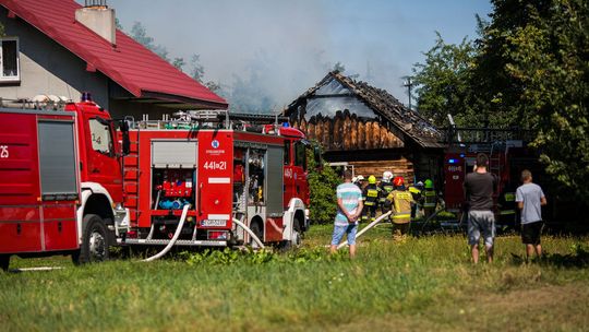 Kobylanka. Pożar drewnianego budynku blisko centrum miejscowości [FOTO/VIDEO]