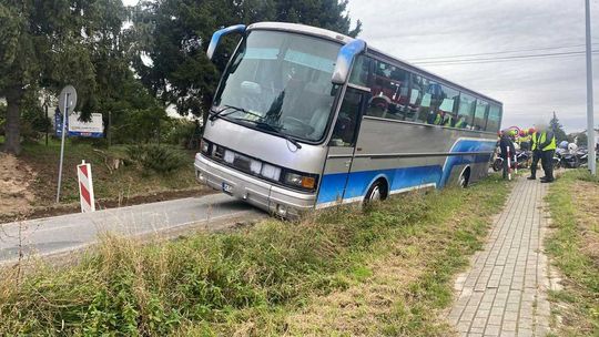 Zdjęcie przedstawia autobus zawisły na rowie