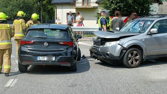 strażacy przy rozbitych samochodach na skrzyżowaniu w Kobylance koło krzyża