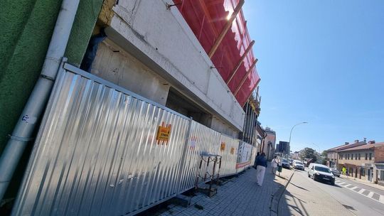 blaszane elementy osłaniające plac budowy przy ulicy w Gorlicach