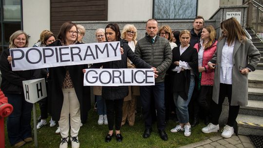 Kolejny protest w ZUS-ie. Gorlicki oddział jednoczy się z negocjatorami zdjęcie przedstawia grupę osób stojących przed budynkiem gorlickiego ZUS-u