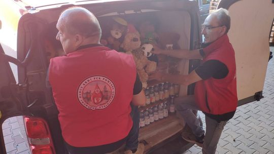 bus wypełniony zabawkami i żywnością dla dzieci z Kałusza w Ukrainie