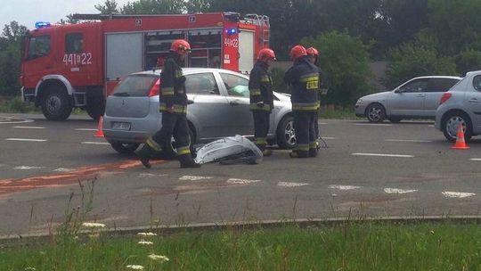 Kolizja dwóch osobówek na Bieckiej. W jednym z samochodów podróżowało małe dziecko. AKTUALIZACJA