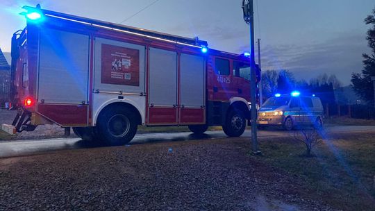 Kolizja goni kolizję. Taki był tydzień na drogach powiatu gorlickiego zdjęcie przedstawia wóz straży pożarnej i radiowóz stojący na jezdni, zdjęcie w nocy