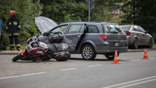 Kolizja motocykla i osobówki w Szymbarku. Jedna osoba poszkodowana (aktualizacja)