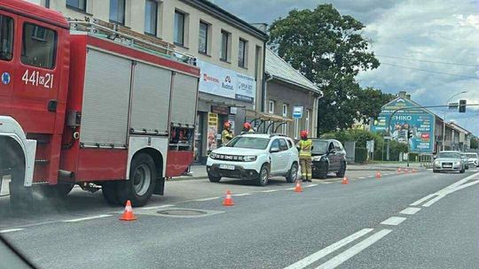 Zdjęcie przedstawia wóz straży pożarnej i dwa samochody.
