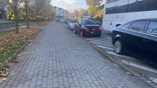 zdjęcie przedstawia uszkodzony pojazd na ulicy