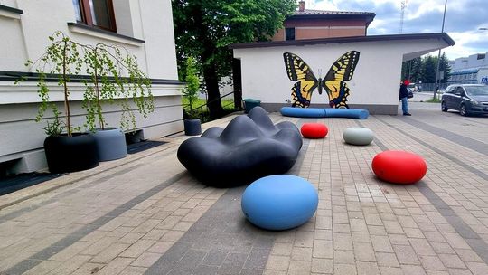 zdjęcie przedstawia kolorowe siedziska pod gmachem GCK Gorlice