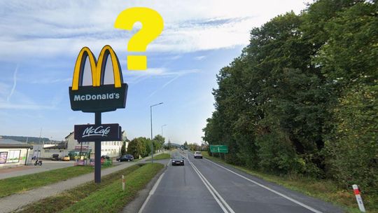 zdjęcie przedstawia drogę i szyld przy drodze mcdonalds