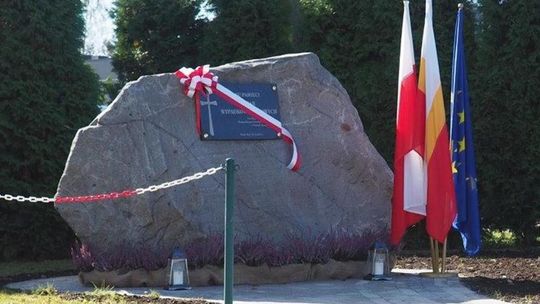 Komu został poświęcony ten pomnik? Miejmy nadzieję, że nie nam