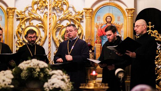 zdjęcie przedstawia mężczyzn w czarnych sutannach w cerkwi