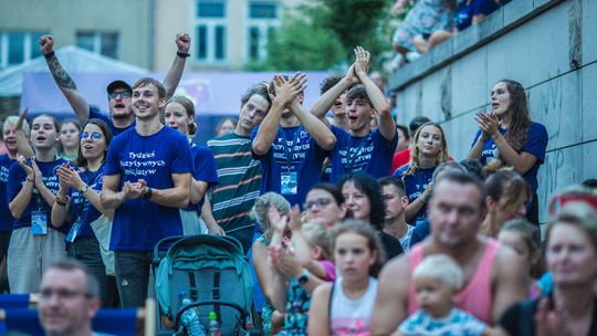 wolontariusze akcji Tygodnia Pozytywnych Inicjatyw w Gorlicach