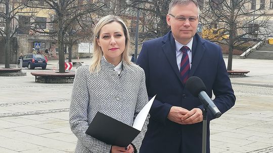 Konferencja prasowa posła Arkadiusza Mularczyka przed gorlickim ratuszem