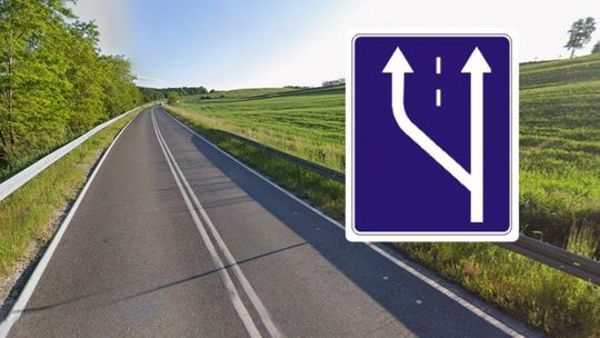 zdjęcie przedstawia drogę pod górę i znak początek dodatkowego pasa ruchu