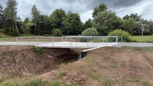 Zdjęcie przedstawia nowy most po remoncie w Racławicach