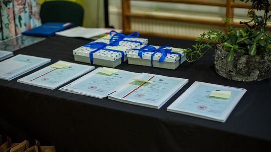 zdjęcie przedstawia świadectwa szkolne leżące na stole