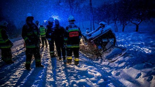 Koszmarne warunki na drogach. Samochód na dachu w rowie.