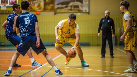 Koszykówka juniorów. Gorliczanie z przebłyskami dobrej gry w starciu z mocnym rywalem zdjęcie przedstawia chłopców grających w koszykówkę