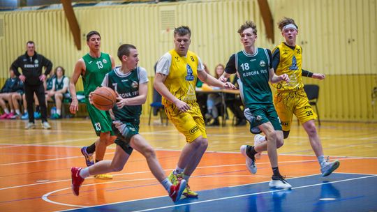 zdjęcie przedstawia koszykarzy podczas meczu