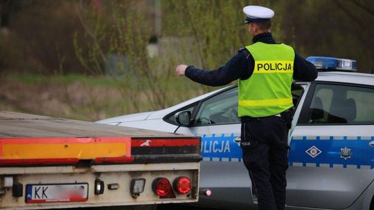 Zdjęcie przedstawia policjanta