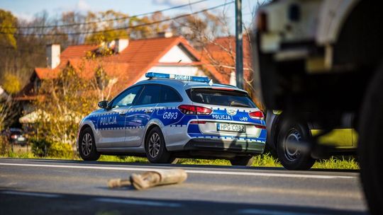 Kronika policyjna dla Gorlic i powiatu gorlickiego. Poważne zdarzenia drogowe w tym tygodniu zdjęcie przedstawia policyjny radiowóz na drodze