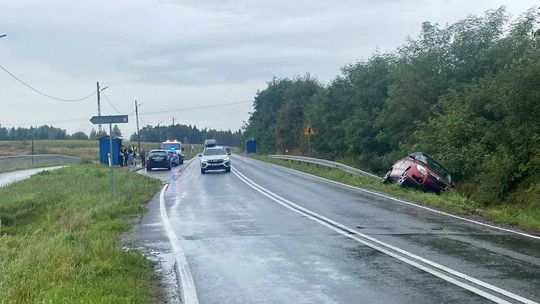 zdjęcie przedstawia samochód leżący w rowie