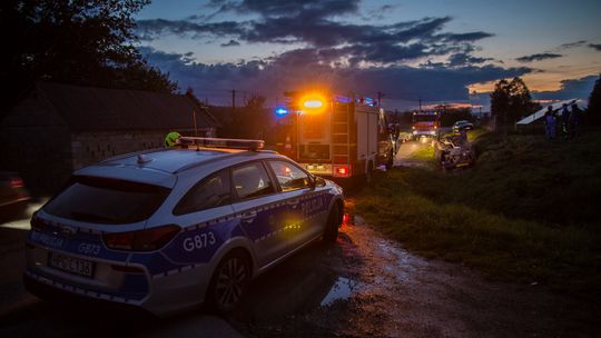 zdjęcie przedstawia policyjny radiowóz i straż pożarną