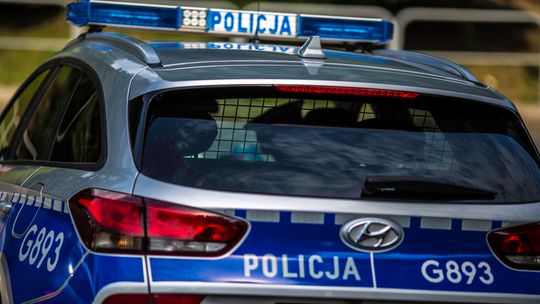policyjny radiowóz widziany od strony klapy bagażnika